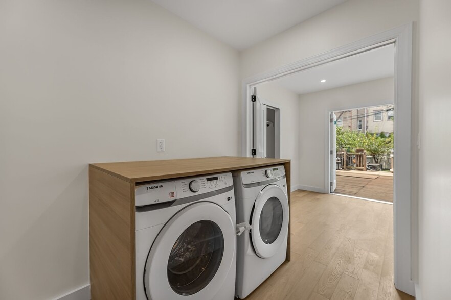 Building Photo - 291 Kingsland Ave