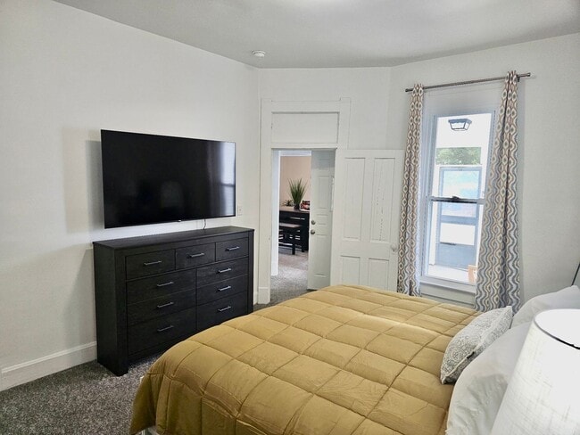 Building Photo - Cute and cozy Greensburg home!