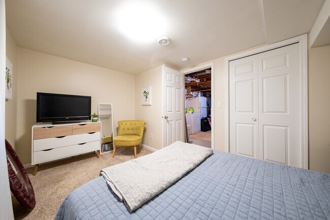 Building Photo - 3235 S 39th Ave