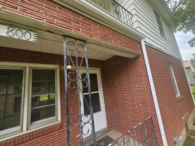 Building Photo - 800-802 E 75th Terrace