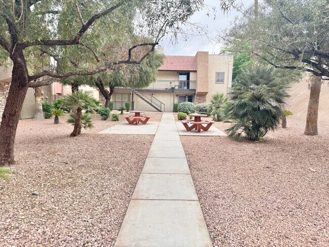 Building Photo - Spacious Condo in a Gated Central Las Vegas Community