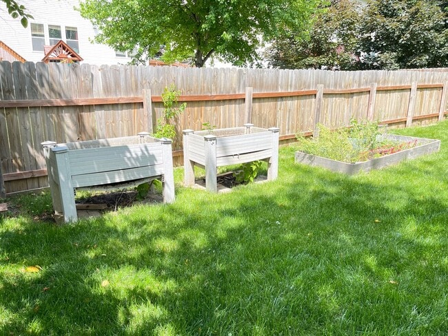 Building Photo - Move-in special. Beautiful 4 bed 2.5 bath 3000+sq ft