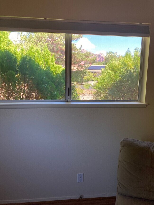 Building Photo - Lovely West Sedona home with large fenced ...