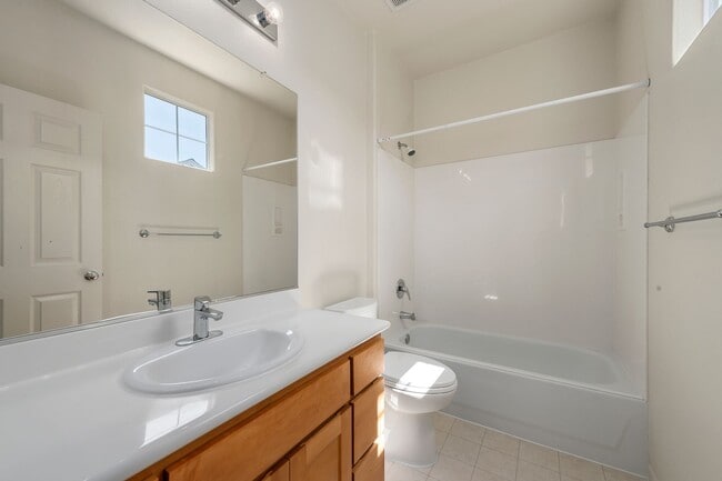 Building Photo - Spacious Tri-Level Home - Great Downtown S...