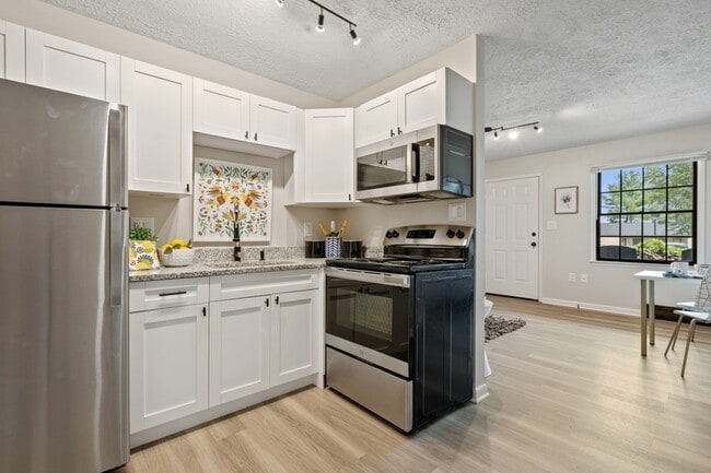 Building Photo - 2555 Bradford Ct