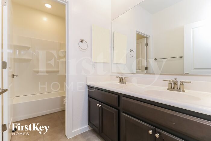 Building Photo - 4010 W Coneflower Ln