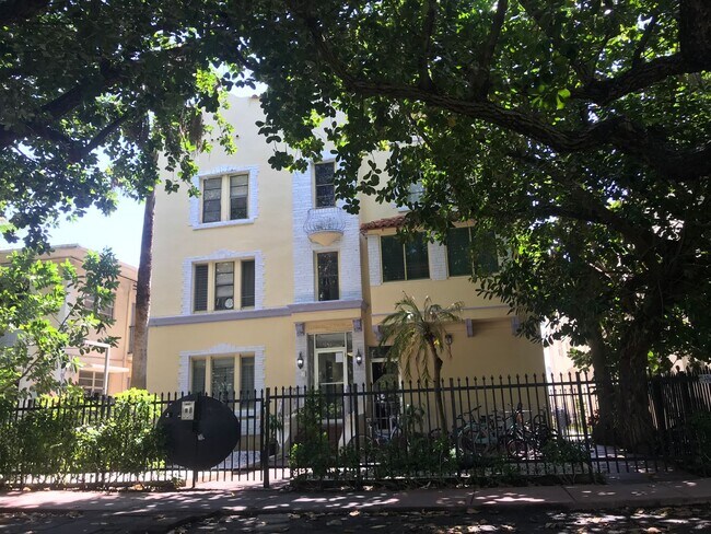 Building Photo - LARGE Studio in South Beach