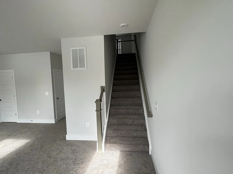 Building Photo - 584 Hazel Dr