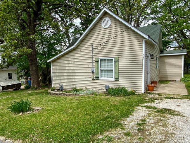 Building Photo - 403 E Walnut St