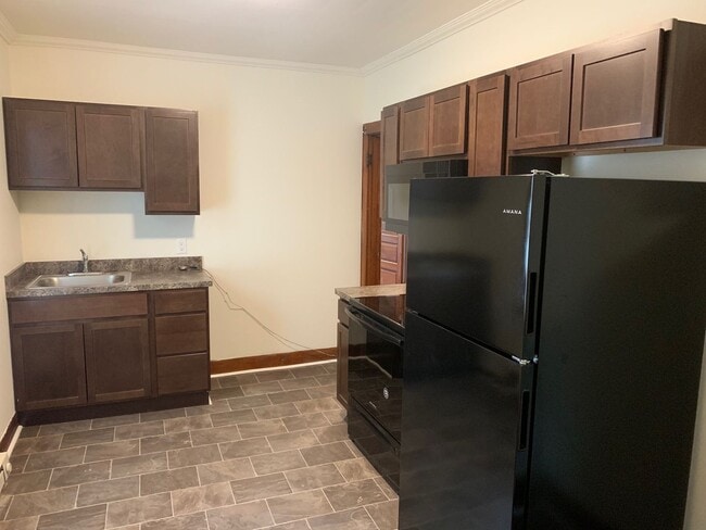 Building Photo - 1030 Center St