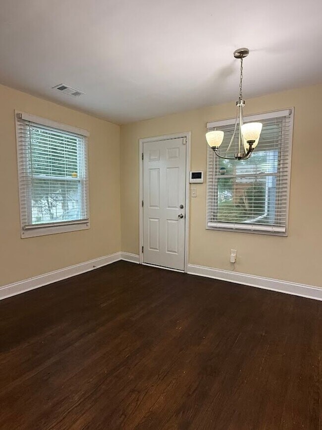 Building Photo - 3 bed 2 bath in Atlanta!