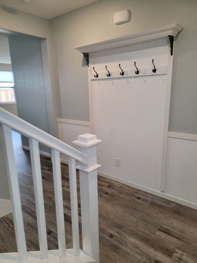 Building Photo - Beautiful 3 Bedroom 2.5 bath Home