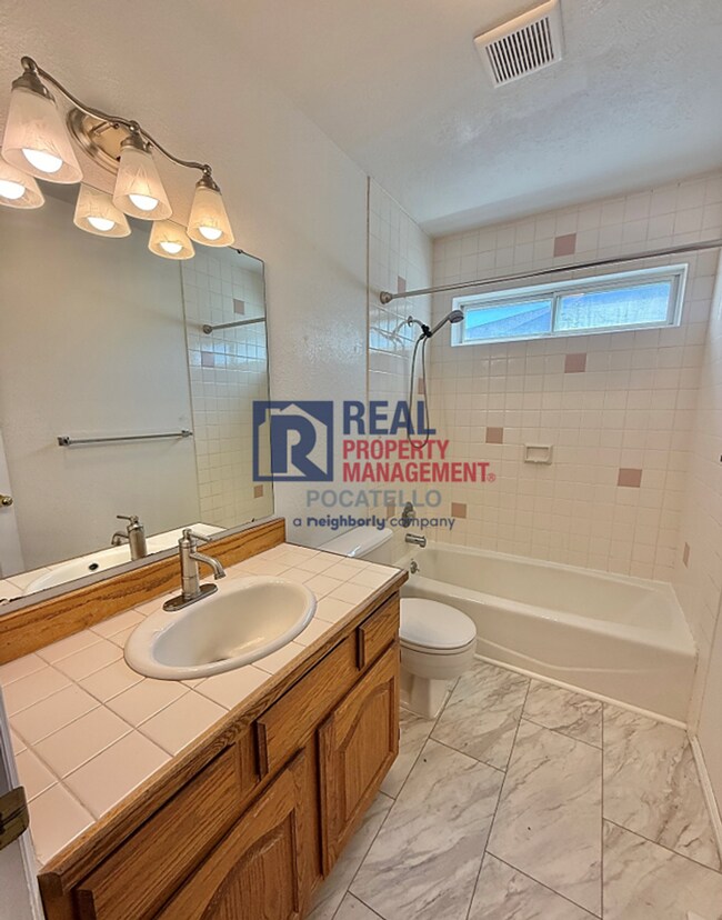 Building Photo - Beautiful 4 bed 2 1/2 bath - 3 car garage