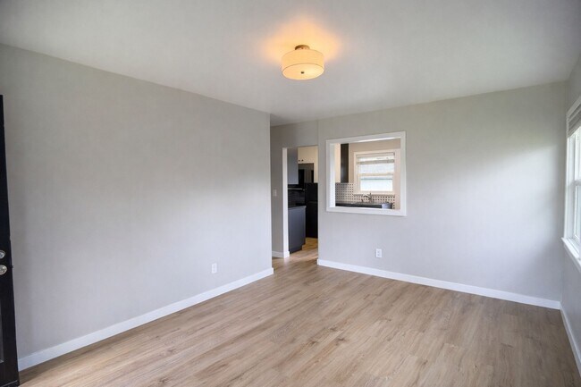 Building Photo - r3008unanderavev