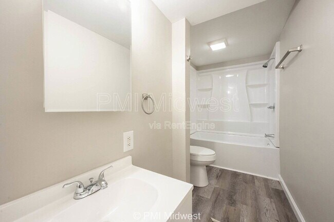 Building Photo - 6276 Eastgate Ave