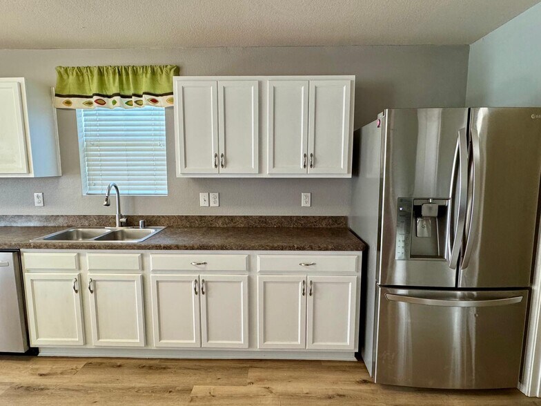 Building Photo - 13287 Fowler Dr