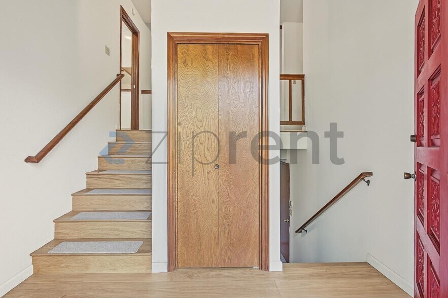 Building Photo - Unit