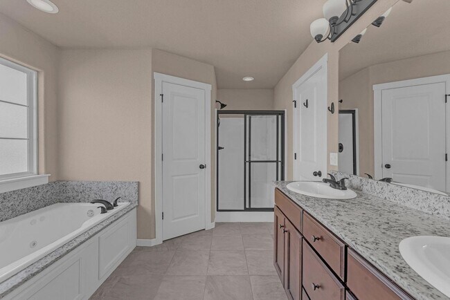 Building Photo - Beautiful 3-Bedroom Home with Open Layout & Fenced Backyard!