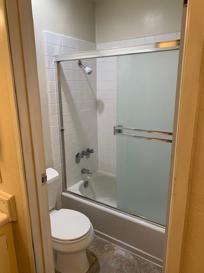 Building Photo - Great 1 Bedroom, 1 Bath second level Golden Oaks Condo in Monterey