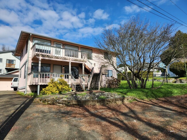 Building Photo - Top Floor Unit In Manette