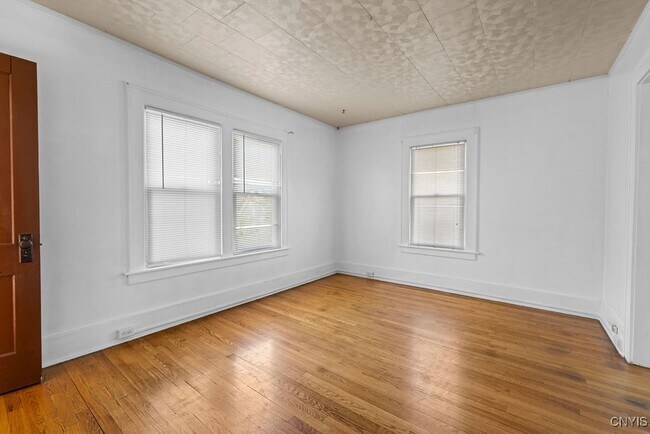 Building Photo - 403 Valley Dr