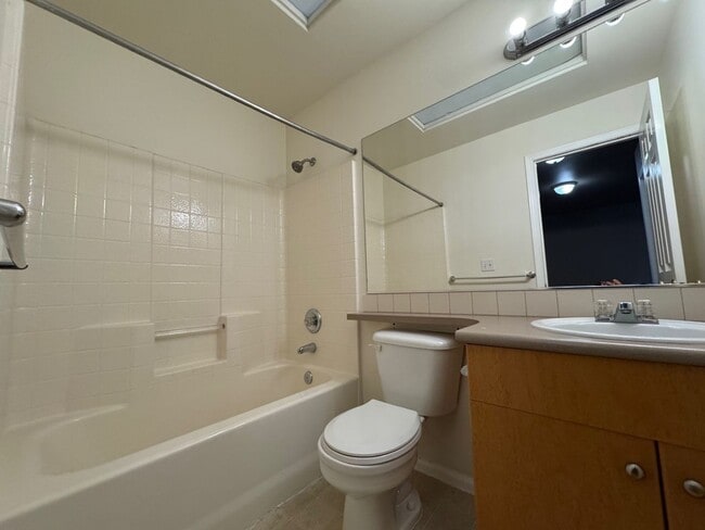 Building Photo - Gated 2 beds 2.5 baths townhome in Ashburn...