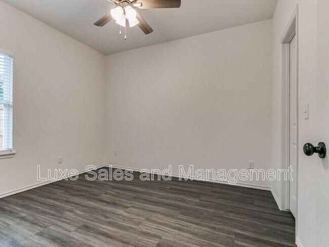 Building Photo - 10908 Oak Holw Ln