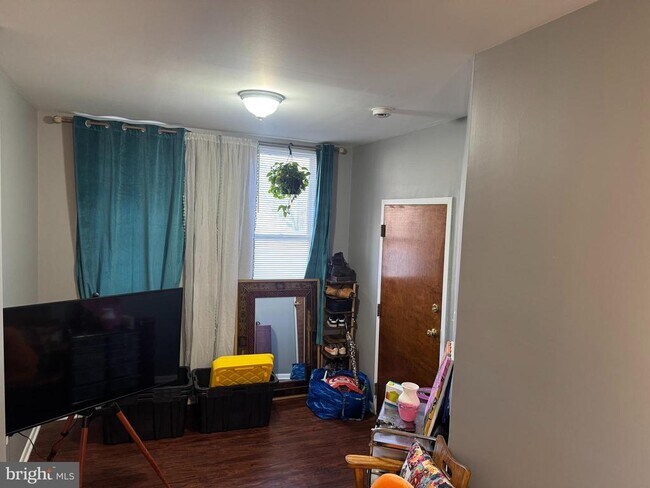 Building Photo - 422 W Huntingdon St