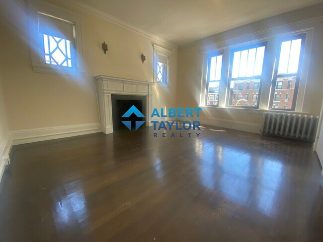 Building Photo - 460 Park Dr