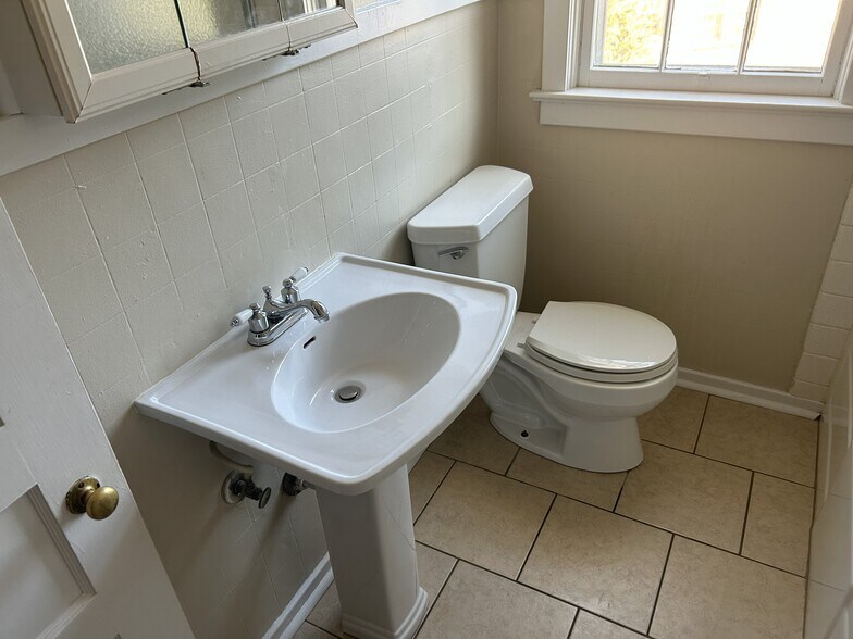 Pedestal sink - 208 Circular Rd