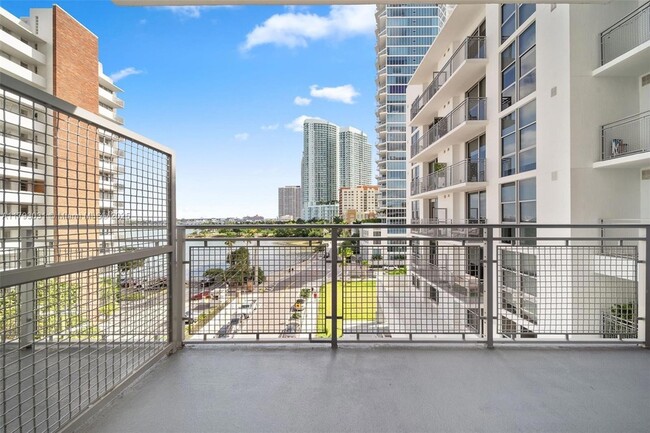 Building Photo - 2150 N Bayshore Dr