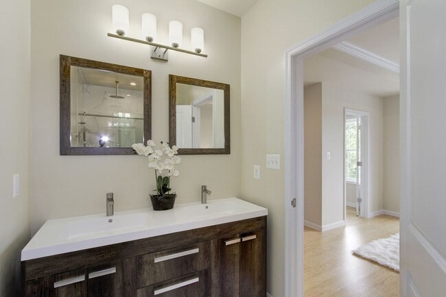 Building Photo - Gorgeous and Spacious Renovated 4br/3.5ba ...