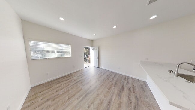 Building Photo - 4BD/2BA, Balcony Views!!