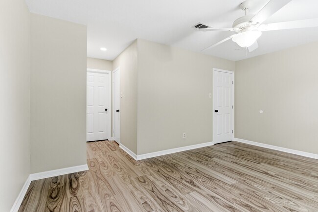 Building Photo - 445 Longmeadow Dr