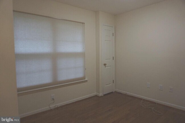 Building Photo - Beautiful Townhouse in Washingtonian Center