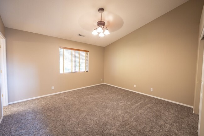 Building Photo - Three bedroom home with a bonus room and Air Conditioning - Built in 2000
