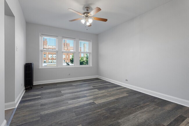 Building Photo - 1608 W Sherwin Ave