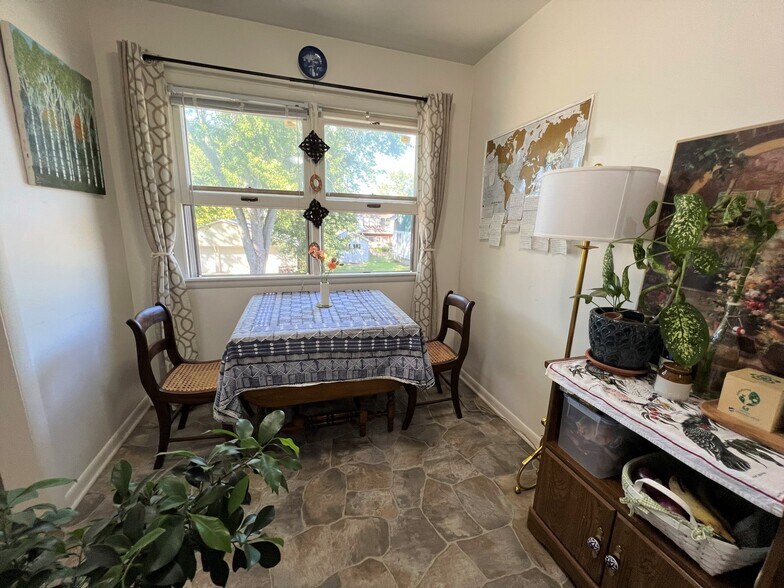 Building Photo - 103 W Oregon St