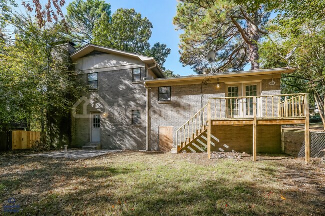 Building Photo - Beautifully Modernized Home with 3 bedroom / 2 full bath and 1,846 sq feet of space!