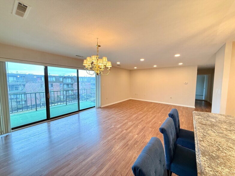 Building Photo - 1006 Paradise Rd