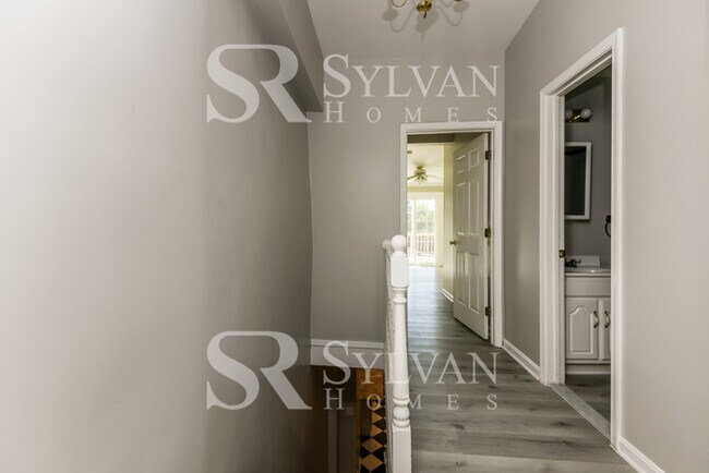 Building Photo - Brick 2 BR, 2 BA Townhome