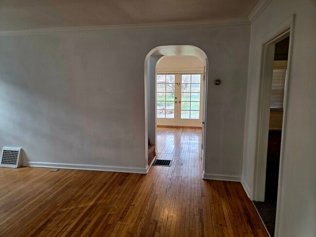 Building Photo - 2528 Beverly St E