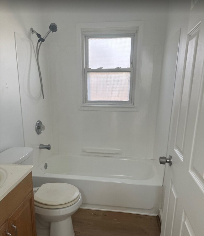 Building Photo - 637 Cosler Dr