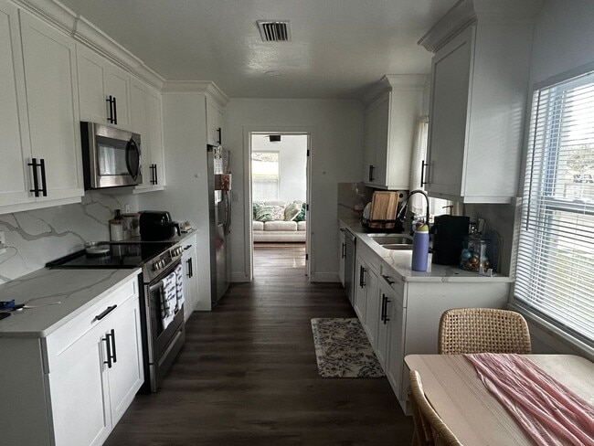 Building Photo - Cozy 2-Bedroom Home in the Heart of St. Petersburg