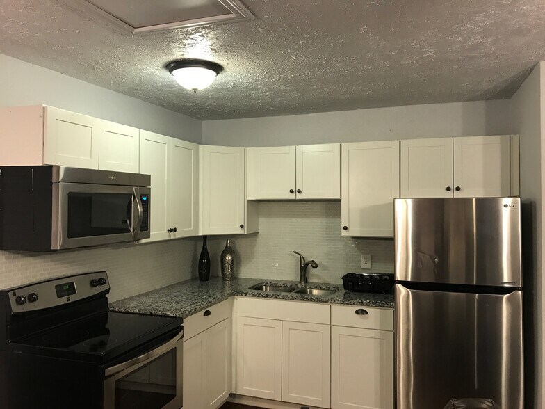 Building Photo - 9283 Five Palms Dr