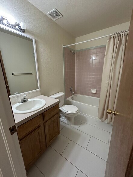 Full bathroom - 4393 N Lincoln Ave