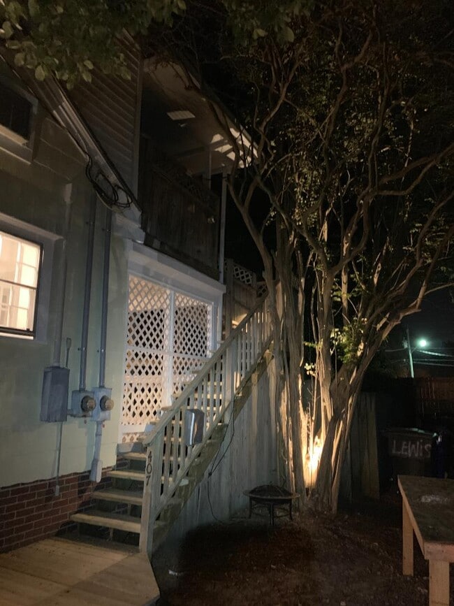 Building Photo - 407b Lewis St - Unit B