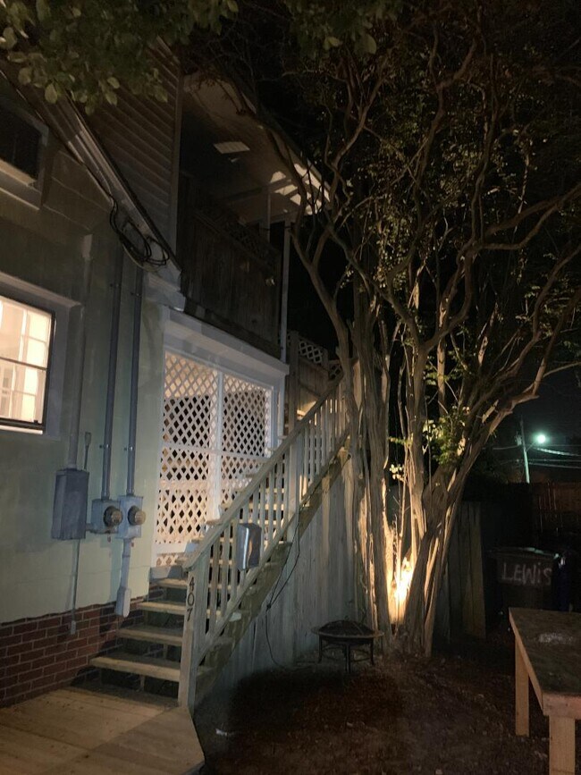 Primary Photo - 407b Lewis St - Unit B