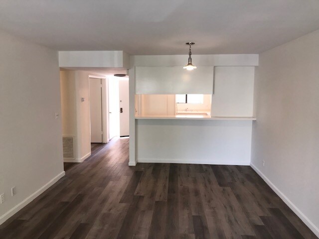 Building Photo - 15215 W Magnolia Blvd