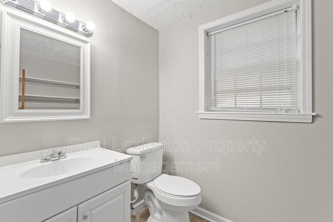 Building Photo - 1932 Mint Julep Ln